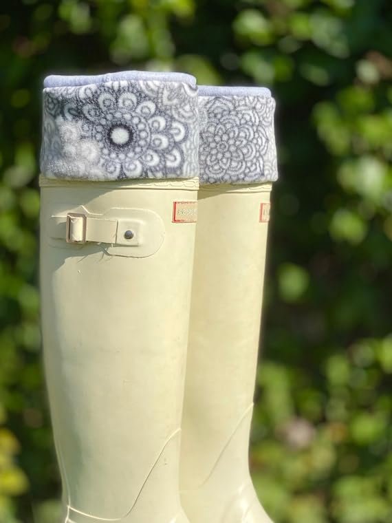 Free Waves and Seashells White Boot Cuff Pattern